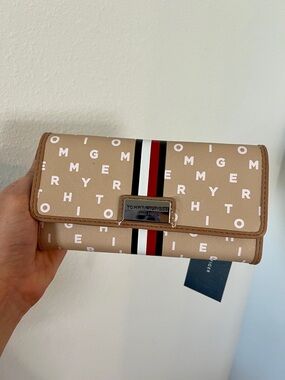 NWT Tommy Hilfiger Beige Logo Continental Wallet with Tricolor Stripe